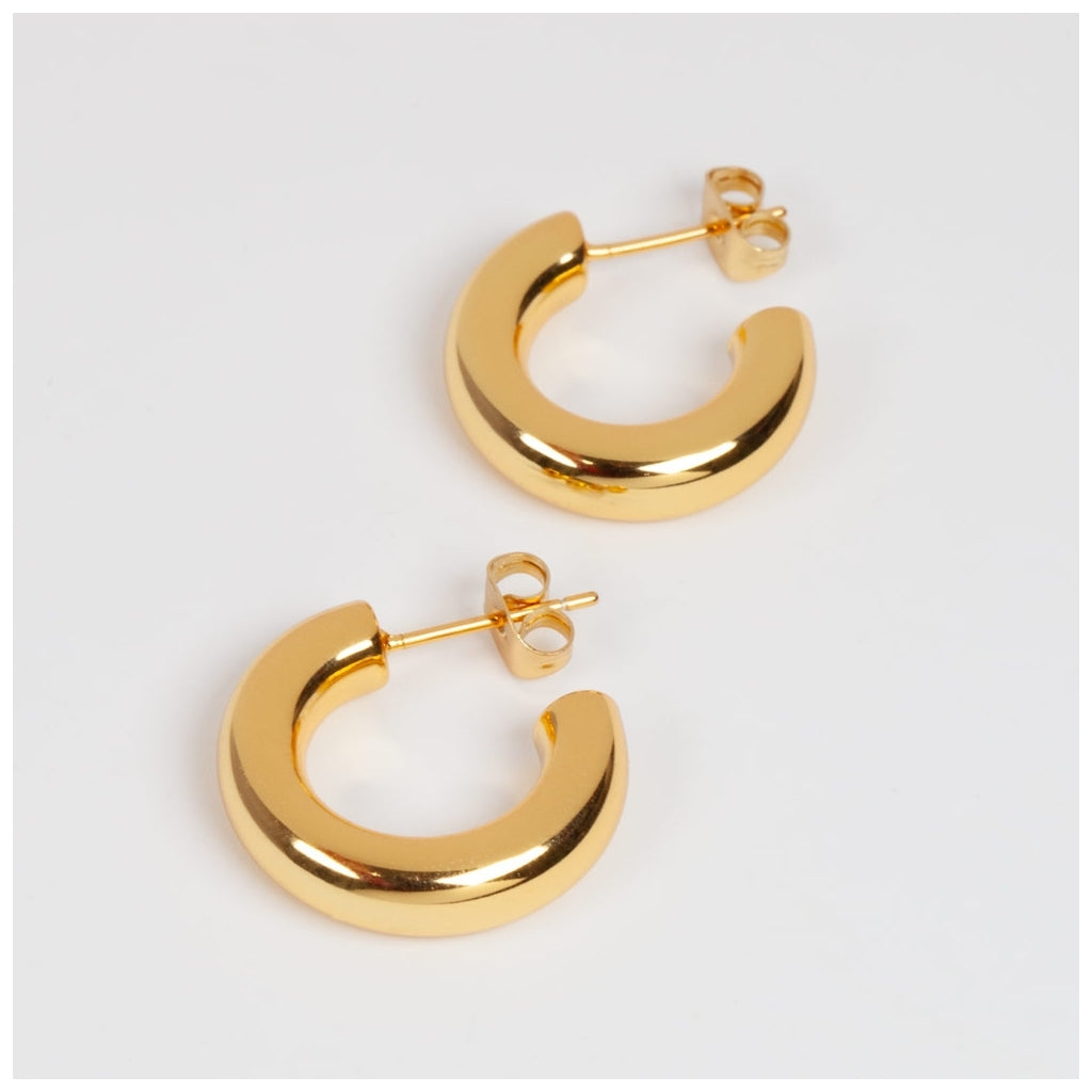 LULU Copenhagen Non Hoops Chunky Small pair shiny Hoops Gold plated