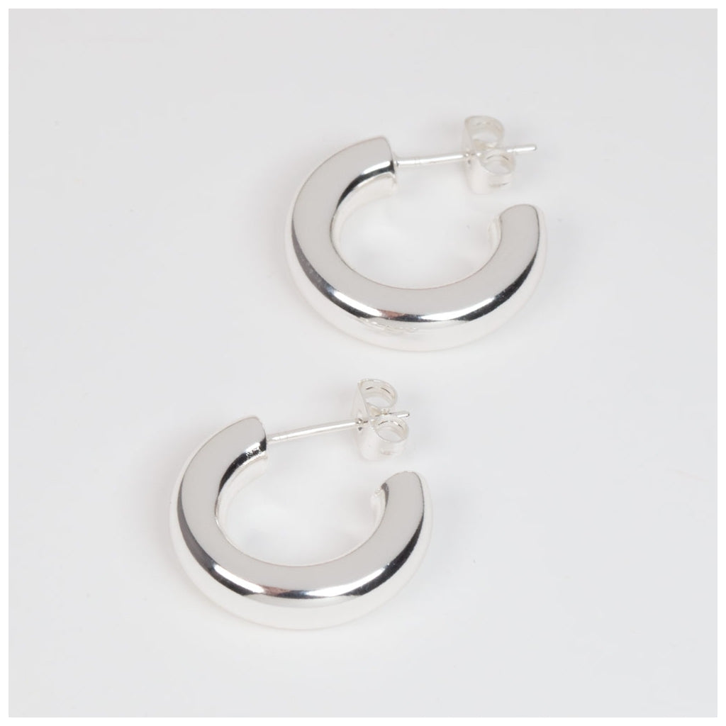 LULU Copenhagen Non Hoops Chunky Small pair shiny Hoops Silver Plated