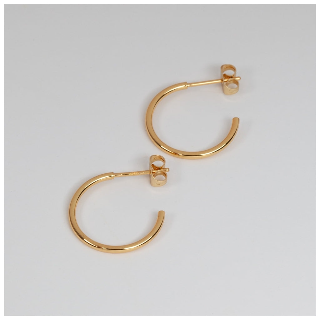 LULU Copenhagen Non Hoops Medium pair shiny Hoops Gold plated