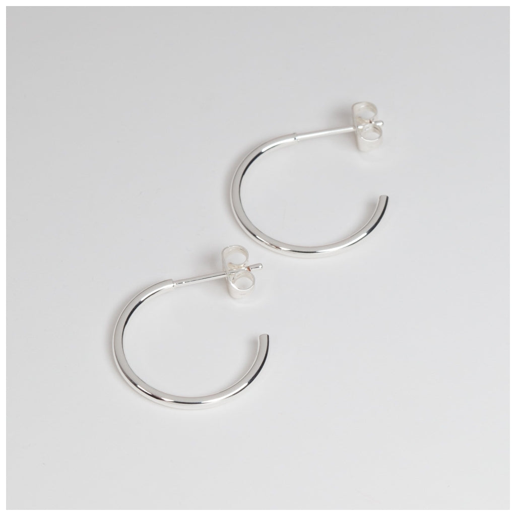 LULU Copenhagen Non Hoops Medium pair shiny Hoops Silver Plated